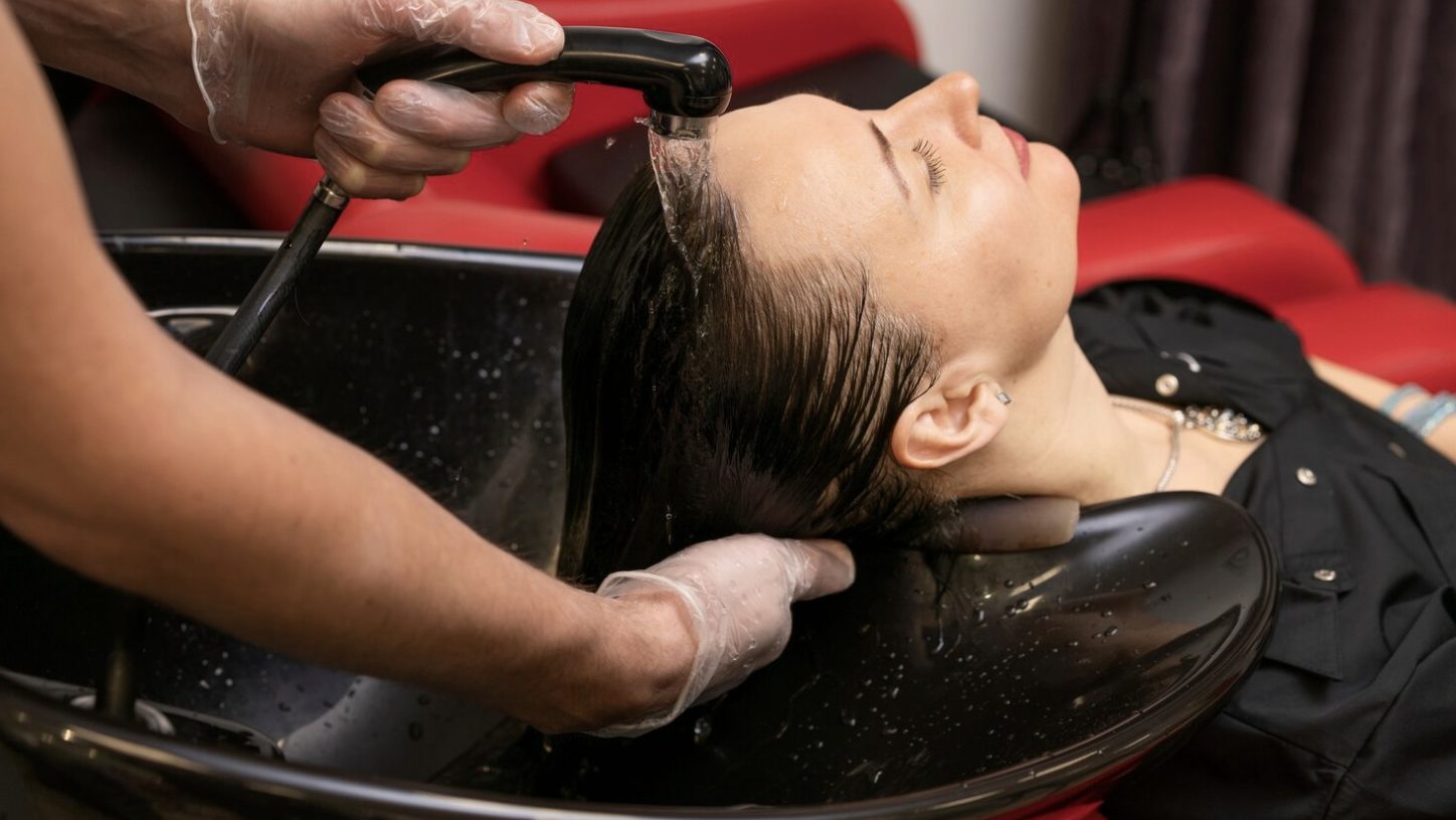 Salon charges customer S2 for S hairdressing package; CCCS issues warning